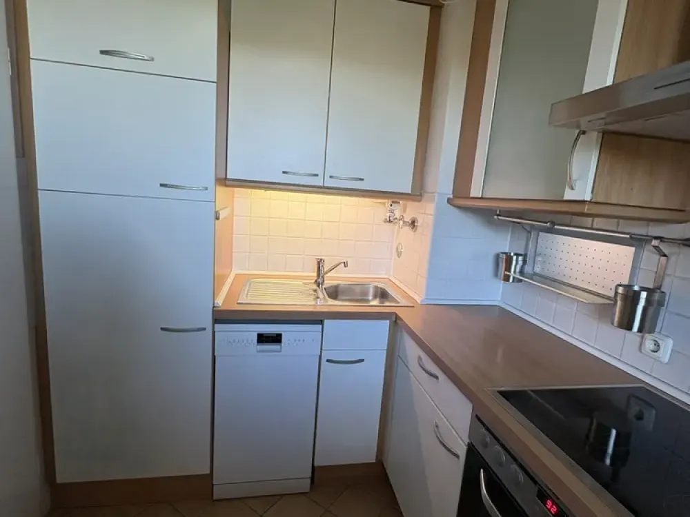 Quiet 2-Room Apartment with Balcony Overlooking Greenery in Maxvorstadt
