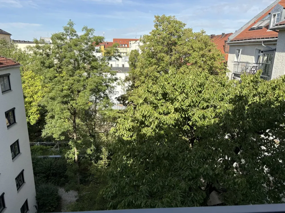 Quiet 2-Room Apartment with Balcony Overlooking Greenery in Maxvorstadt