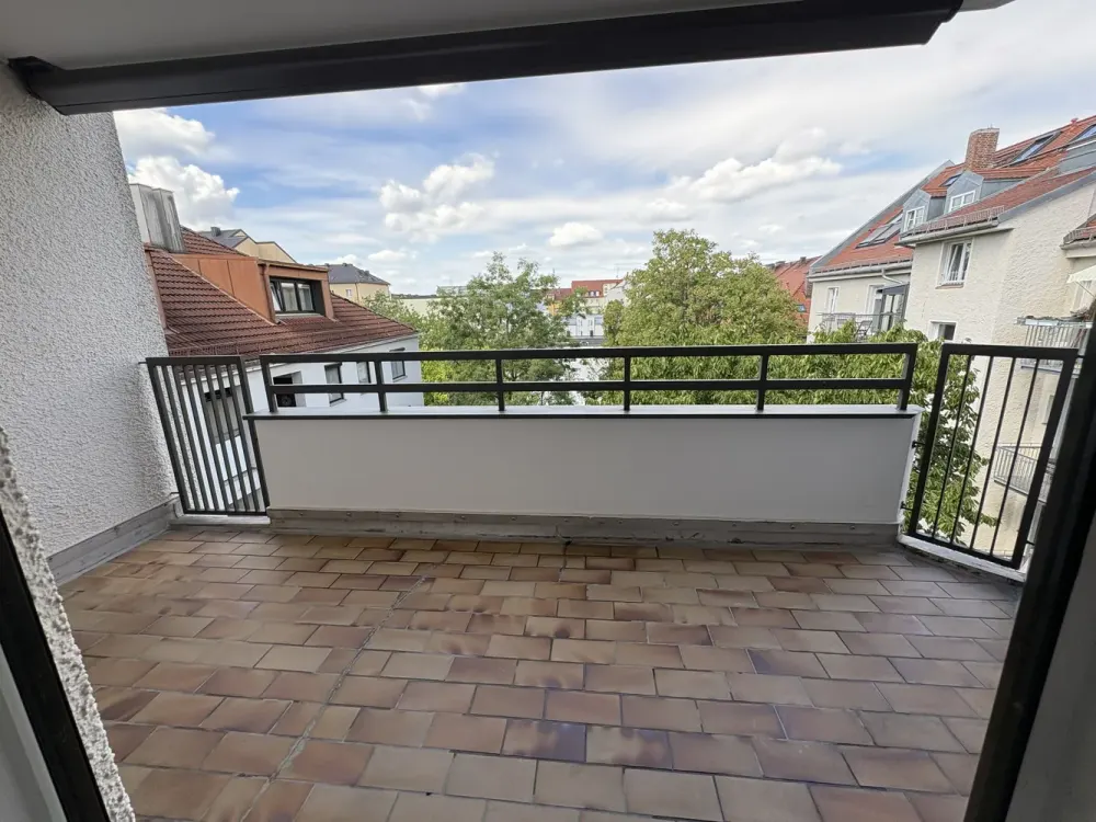 Quiet 2-Room Apartment with Balcony Overlooking Greenery in Maxvorstadt