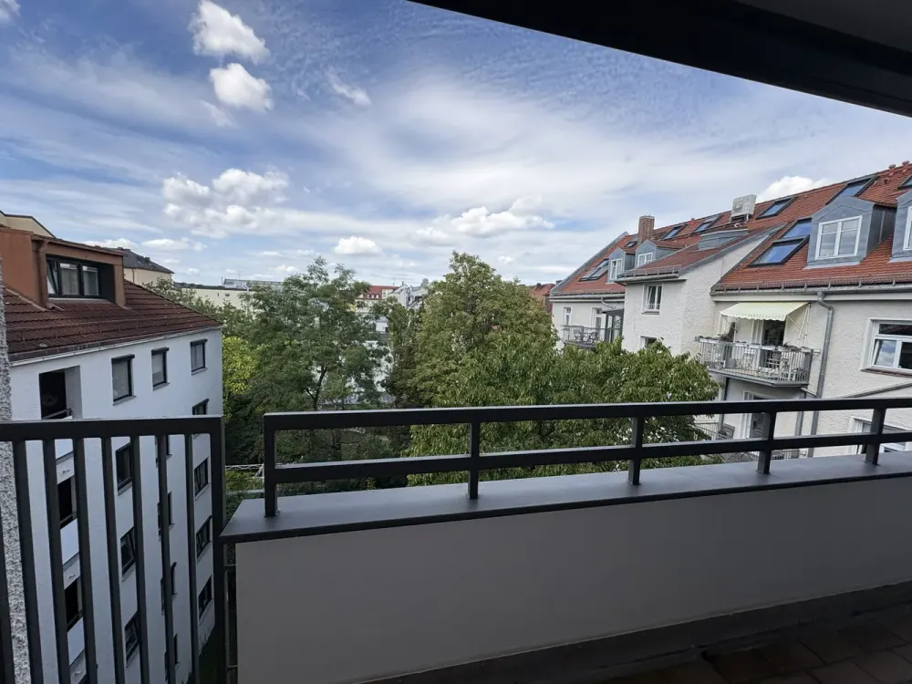 Quiet 2-Room Apartment with Balcony Overlooking Greenery in Maxvorstadt