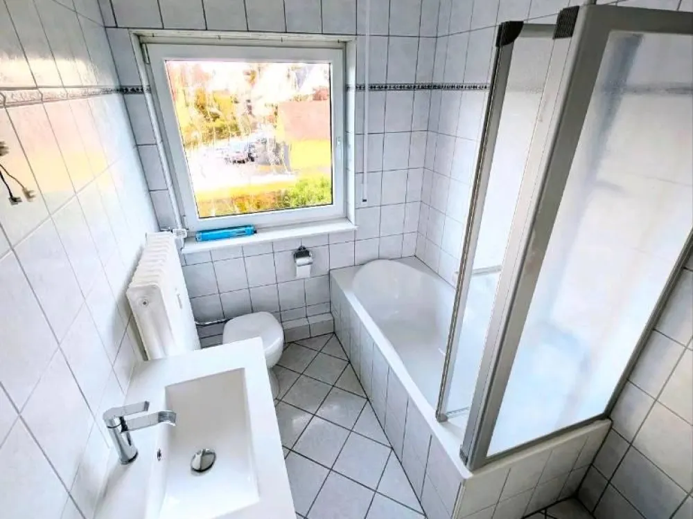 ruhige 3 Zi Wohnung + Balkon, Keller, Einzelgarage, Stellplatz