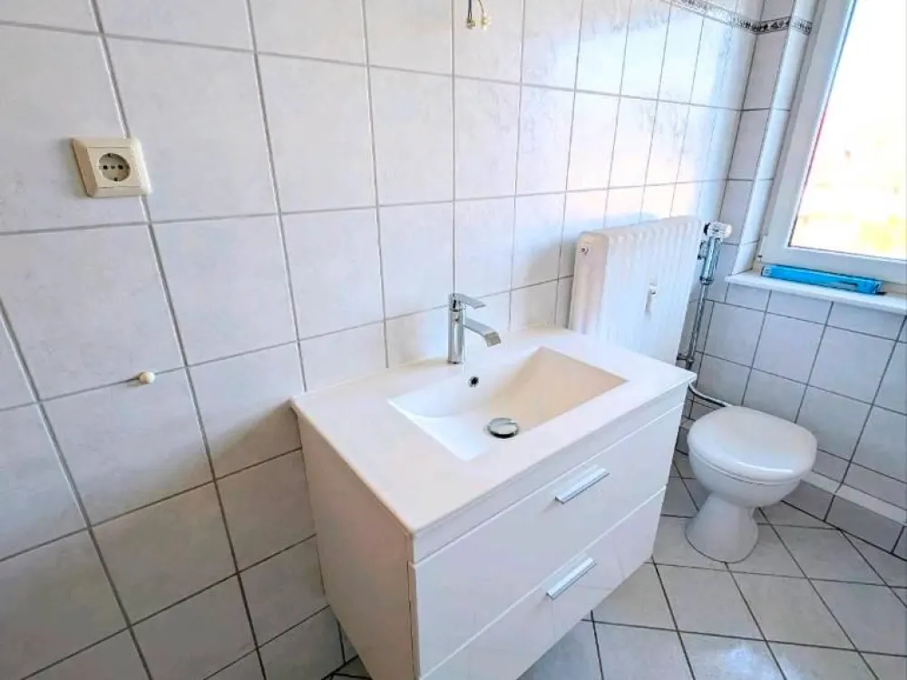 ruhige 3 Zi Wohnung + Balkon, Keller, Einzelgarage, Stellplatz