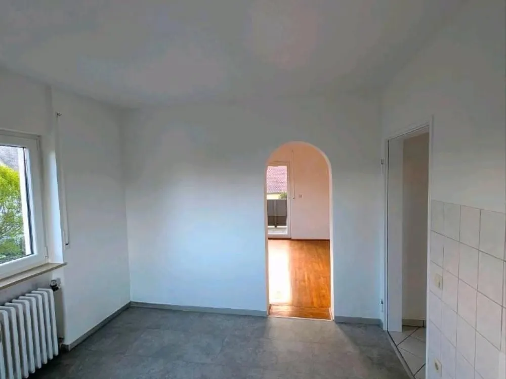 ruhige 3 Zi Wohnung + Balkon, Keller, Einzelgarage, Stellplatz