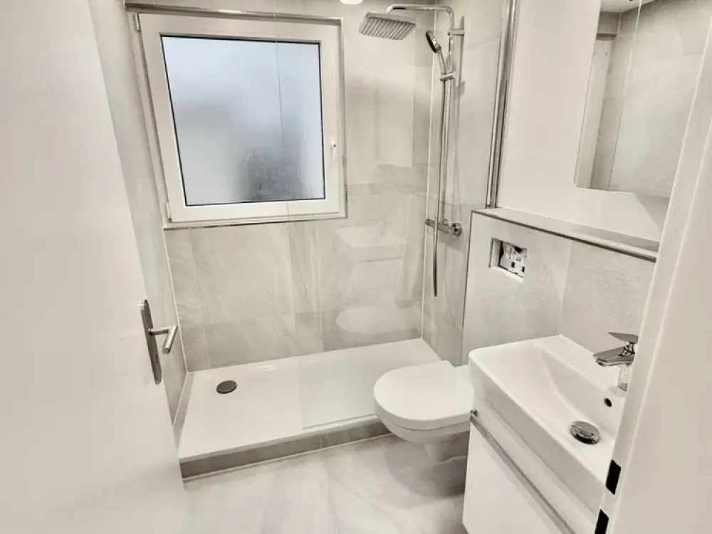 Top sanierte 3 Zimmer EG / Souterrain Wohnung in ruhigem Haus, gute Lage (Video !!)