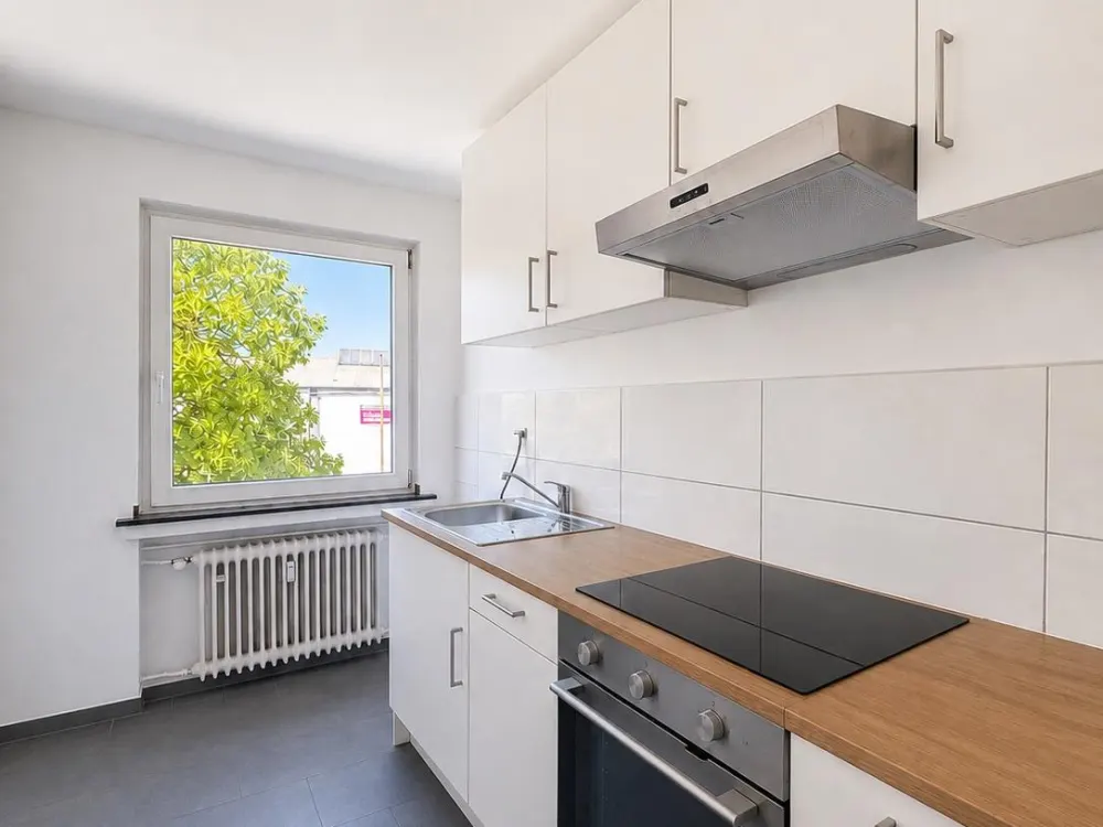 Frisch renovierte 2-Zimmer-Wohnung mit Balkon, Einbauküche