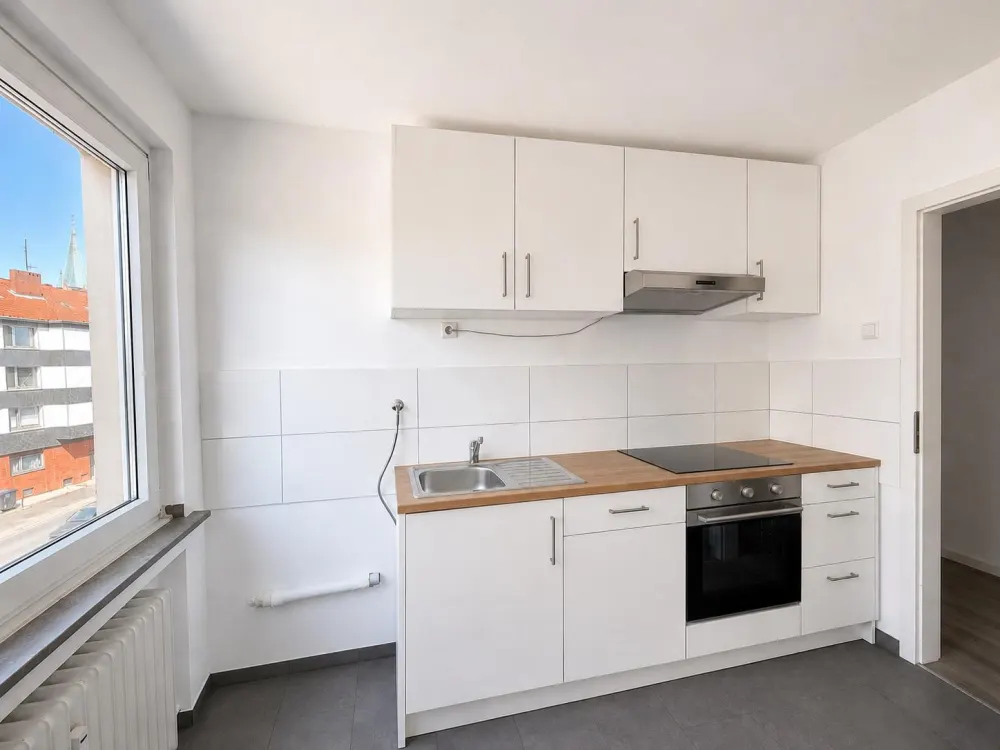 Frisch renovierte 2-Zimmer-Wohnung mit Balkon, Einbauküche