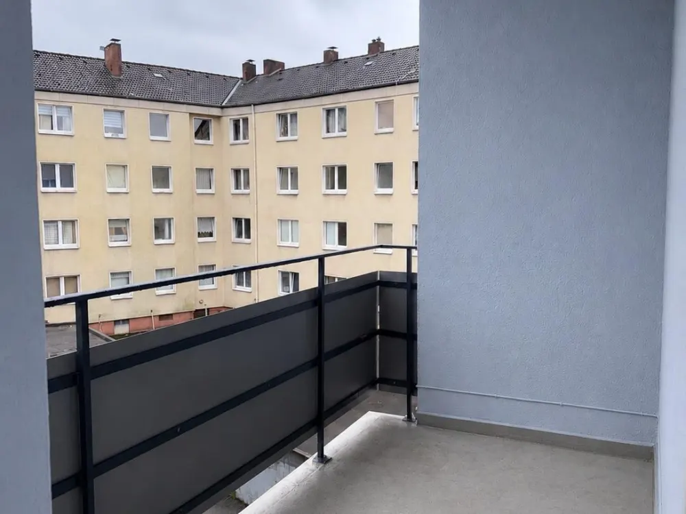 Frisch renovierte 2-Zimmer-Wohnung mit Balkon, Einbauküche