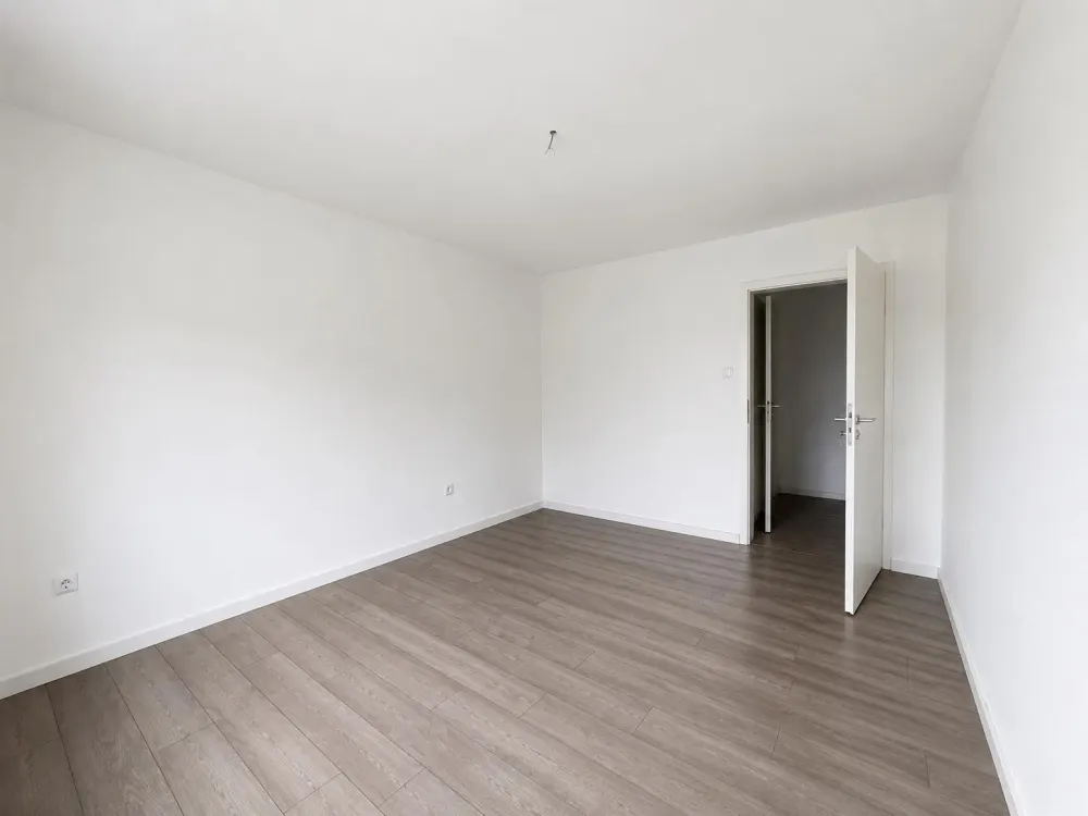 Frisch renovierte 2-Zimmer-Wohnung mit Balkon, Einbauküche