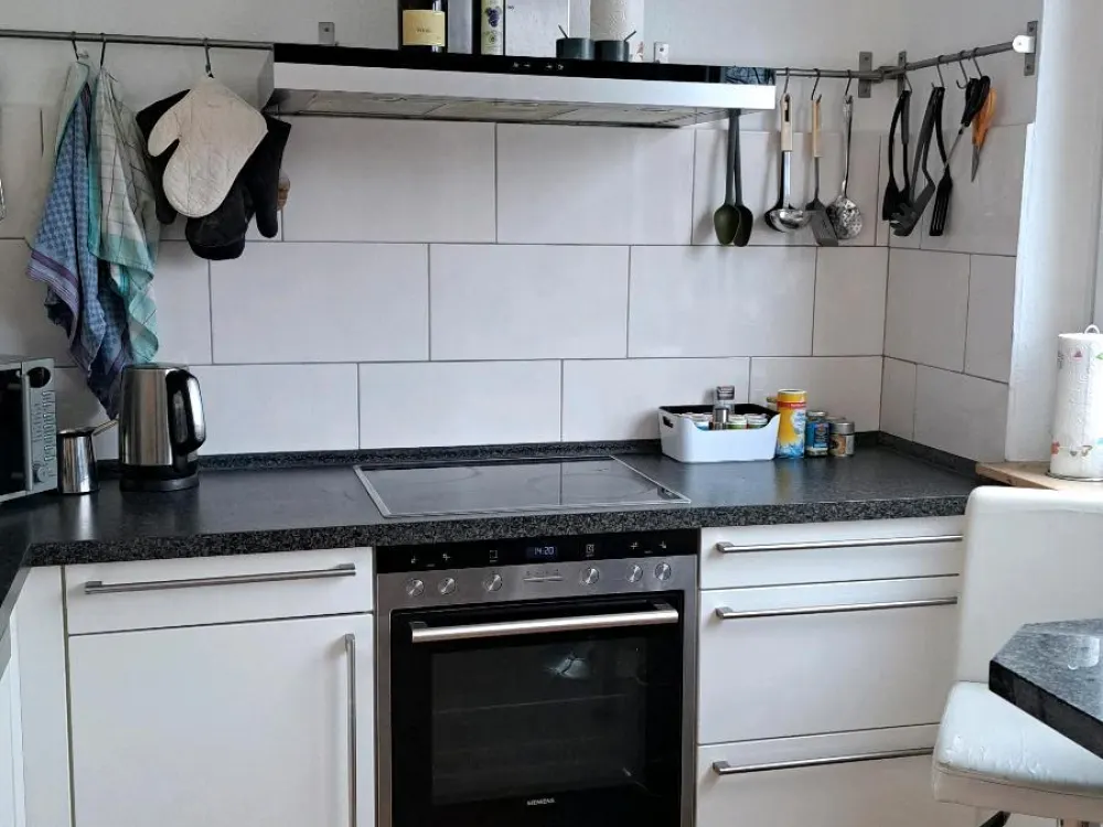 WG-ZIMMER GROẞ, ZENTRAL MIT BALKON BEFRISTET
