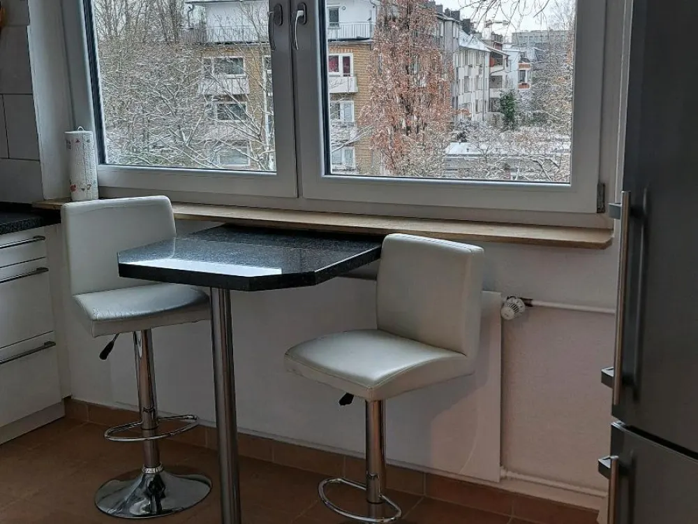 WG-ZIMMER GROẞ, ZENTRAL MIT BALKON BEFRISTET