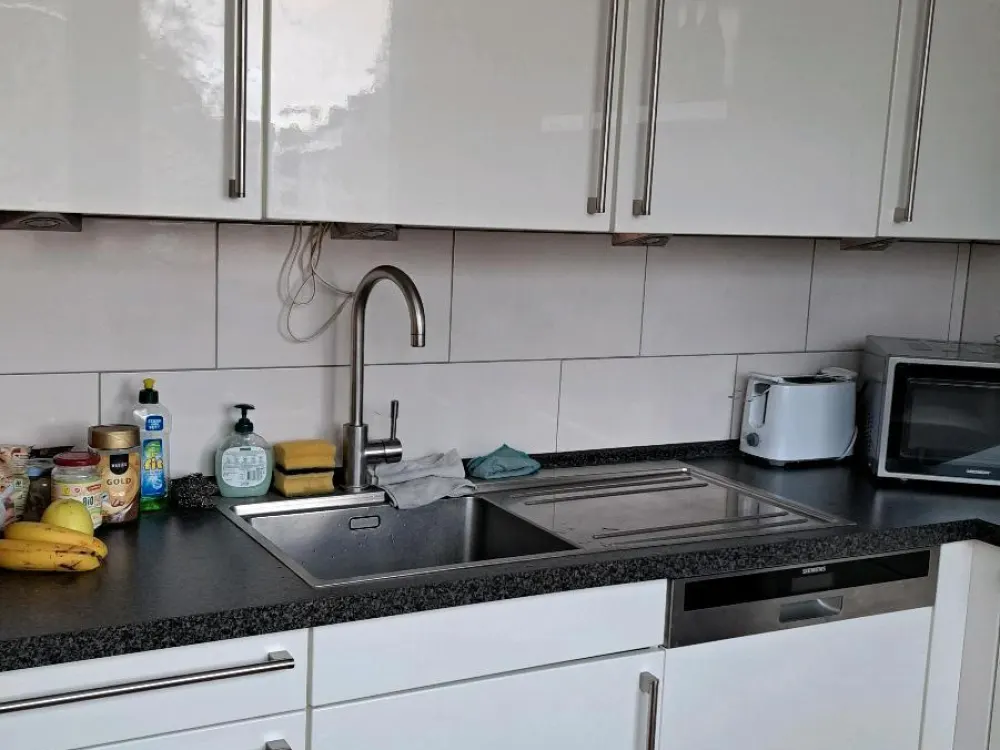 WG-ZIMMER GROẞ, ZENTRAL MIT BALKON BEFRISTET