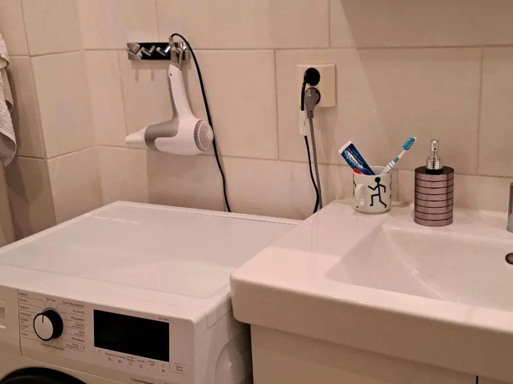 WG-ZIMMER GROẞ, ZENTRAL MIT BALKON BEFRISTET