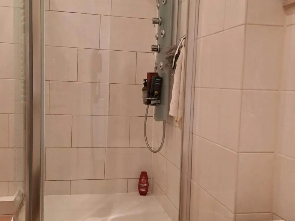 WG-ZIMMER GROẞ, ZENTRAL MIT BALKON BEFRISTET