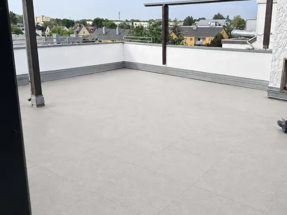 Modernes Penthouse über den Dächern von Urbach mit riesiger Dachterrasse: komplett Saniert