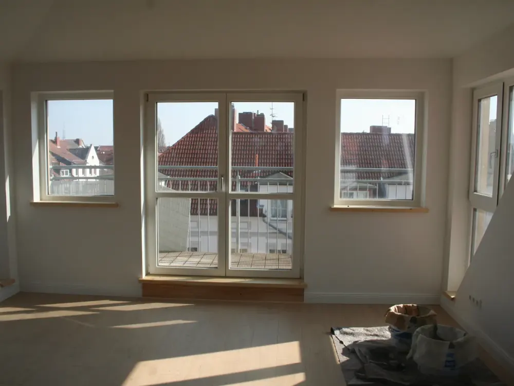 Geschmackvolle Wohnung mit vier Zimmern sowie Terrasse/ 2 Balkonen und EBK in Hannover