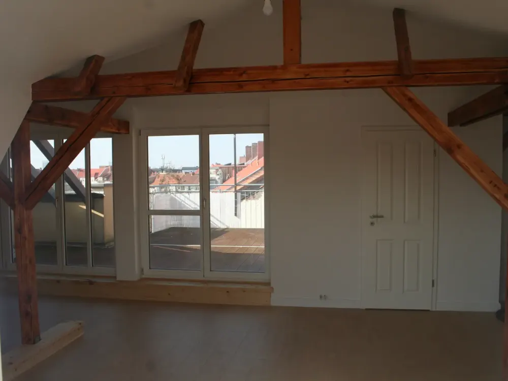 Geschmackvolle Wohnung mit vier Zimmern sowie Terrasse/ 2 Balkonen und EBK in Hannover