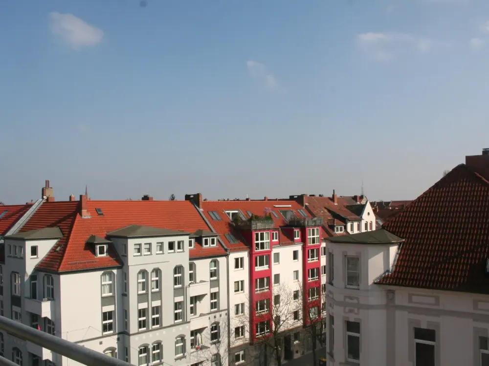 Geschmackvolle Wohnung mit vier Zimmern sowie Terrasse/ 2 Balkonen und EBK in Hannover