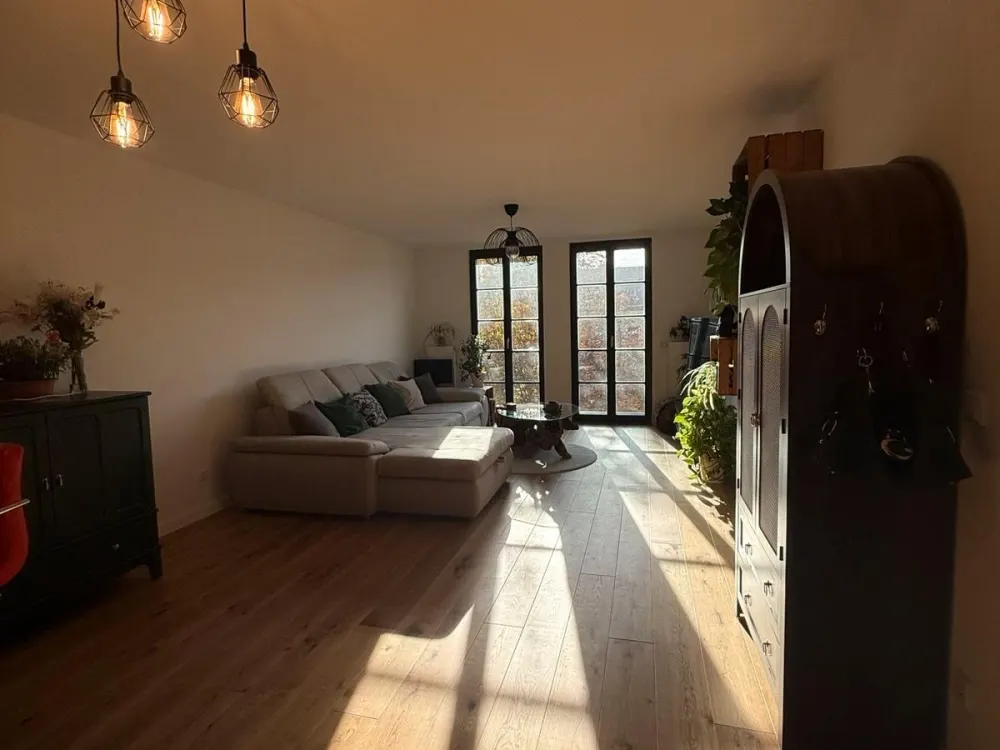 Exclusive, freshly renovated apartment with high-quality fitted kitchen