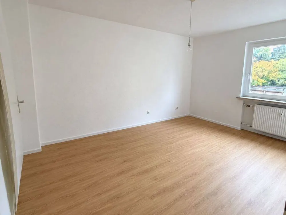 Bright 3-Room Apartment (1st Floor) with Balcony & Garden in Prime Location