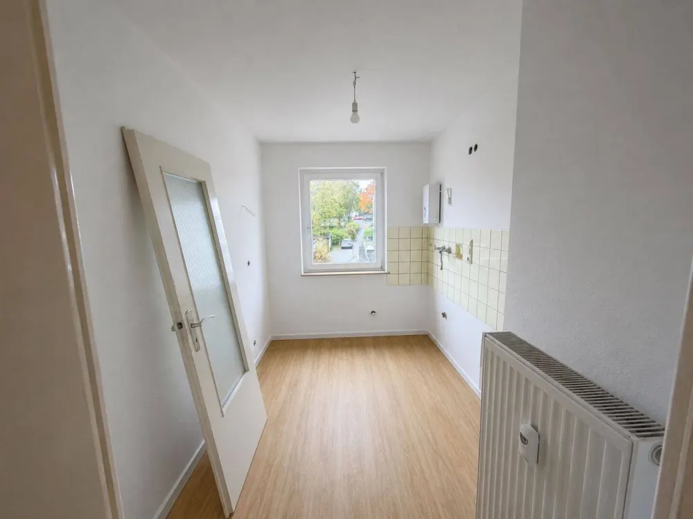 Bright 3-Room Apartment (1st Floor) with Balcony & Garden in Prime Location