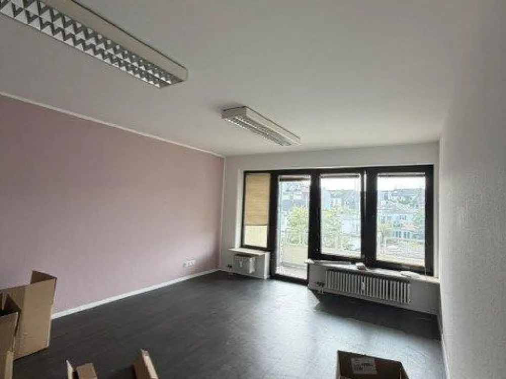 Freshly Renovated 2-Room Apartment with Elevator and Balcony!