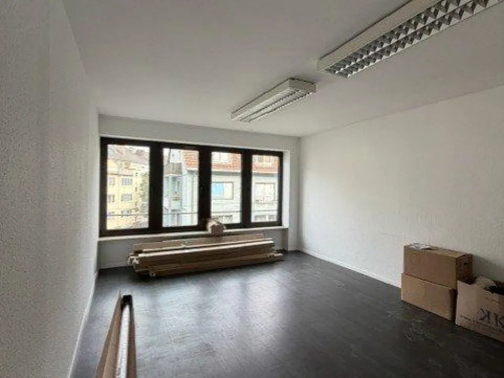 Freshly Renovated 2-Room Apartment with Elevator and Balcony!