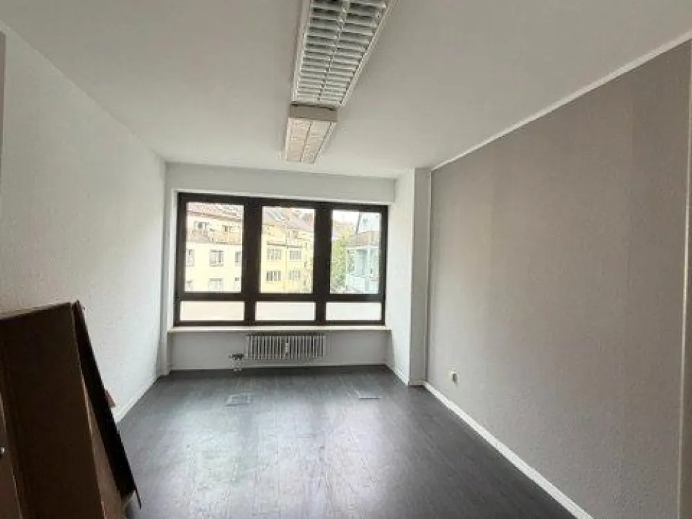 Freshly Renovated 2-Room Apartment with Elevator and Balcony!