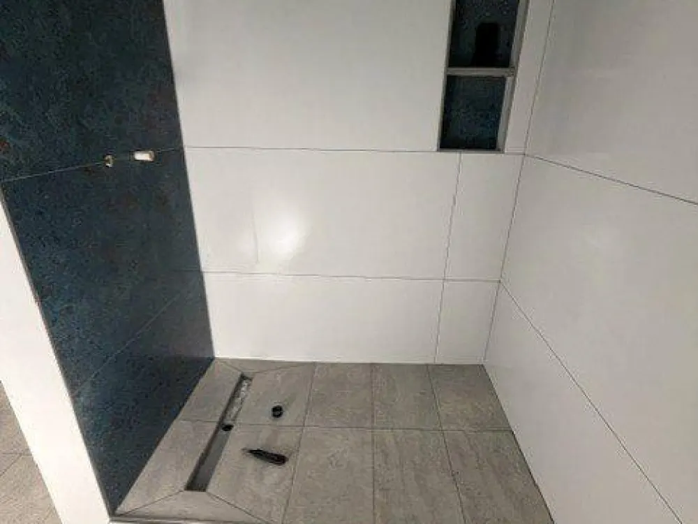 Freshly Renovated 2-Room Apartment with Elevator and Balcony!