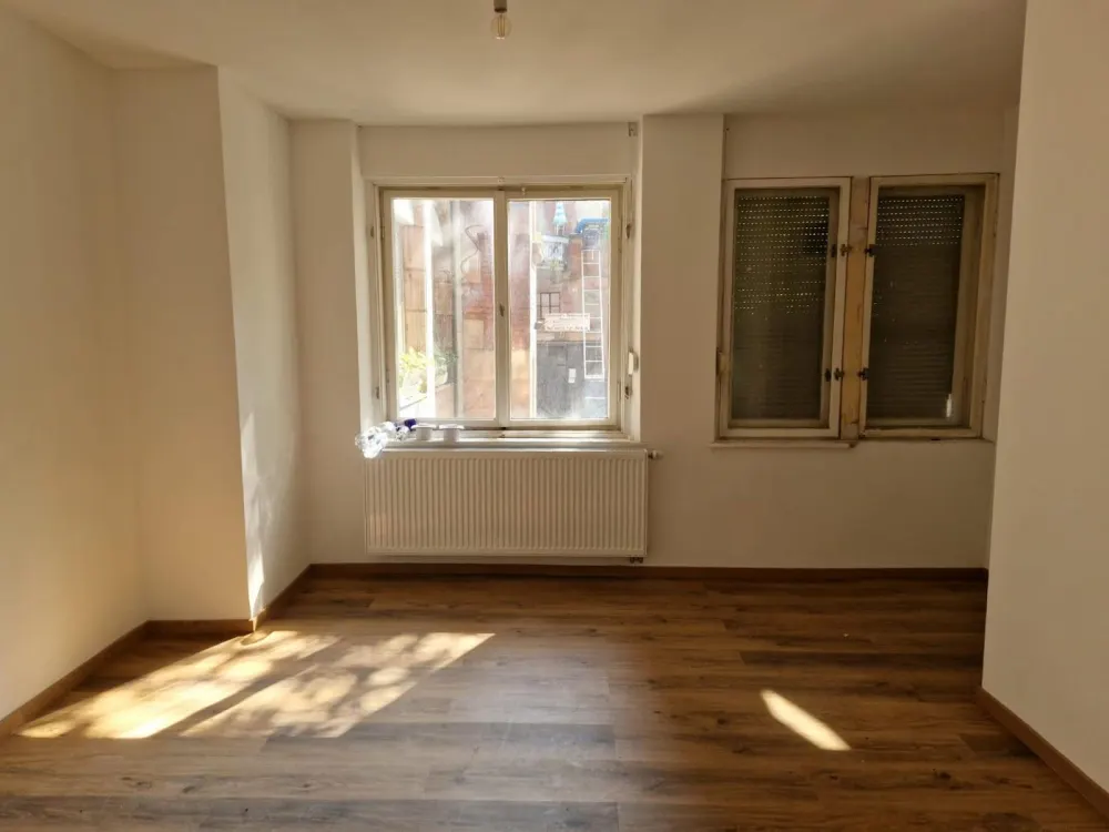2 Zimmer renovierte Wohnung zu vermieten in der Knauerstraße!
