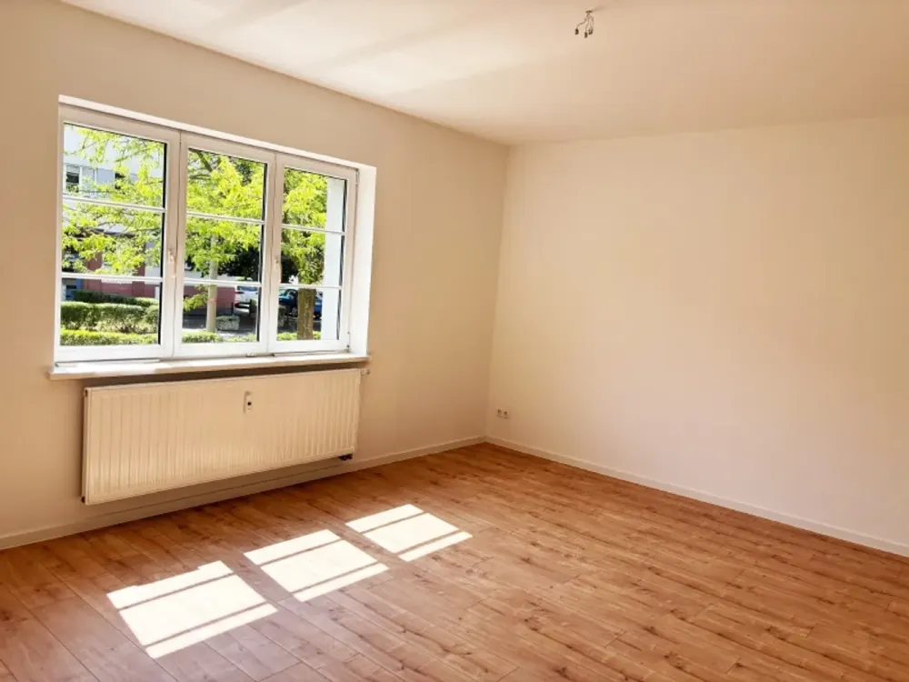 Central in Seidnitz, Quiet in Greenery: Renovated 2-Room Apartment with Balcony