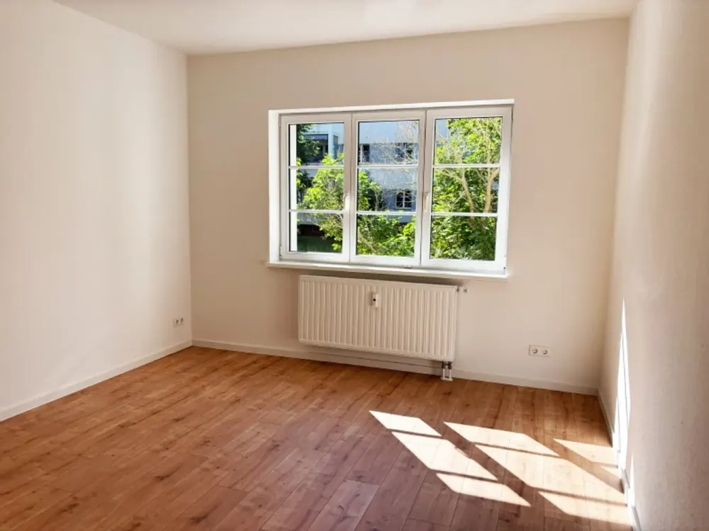Central in Seidnitz, Quiet in Greenery: Renovated 2-Room Apartment with Balcony