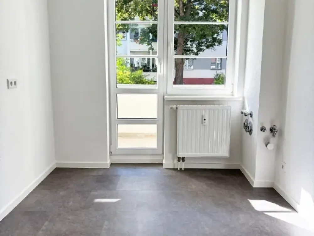 Central in Seidnitz, Quiet in Greenery: Renovated 2-Room Apartment with Balcony