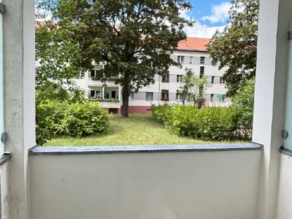 Central in Seidnitz, Quiet in Greenery: Renovated 2-Room Apartment with Balcony