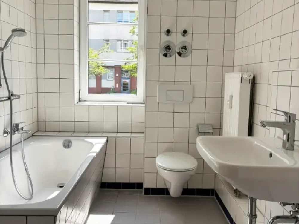 Central in Seidnitz, Quiet in Greenery: Renovated 2-Room Apartment with Balcony