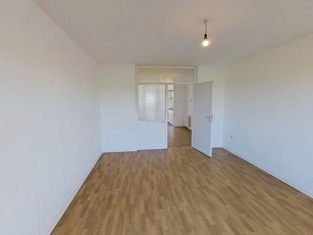 Large 3-Room Apartment with BALCONY and FITTED KITCHEN