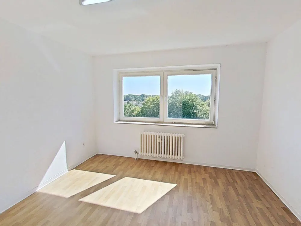 Large 3-Room Apartment with BALCONY and FITTED KITCHEN