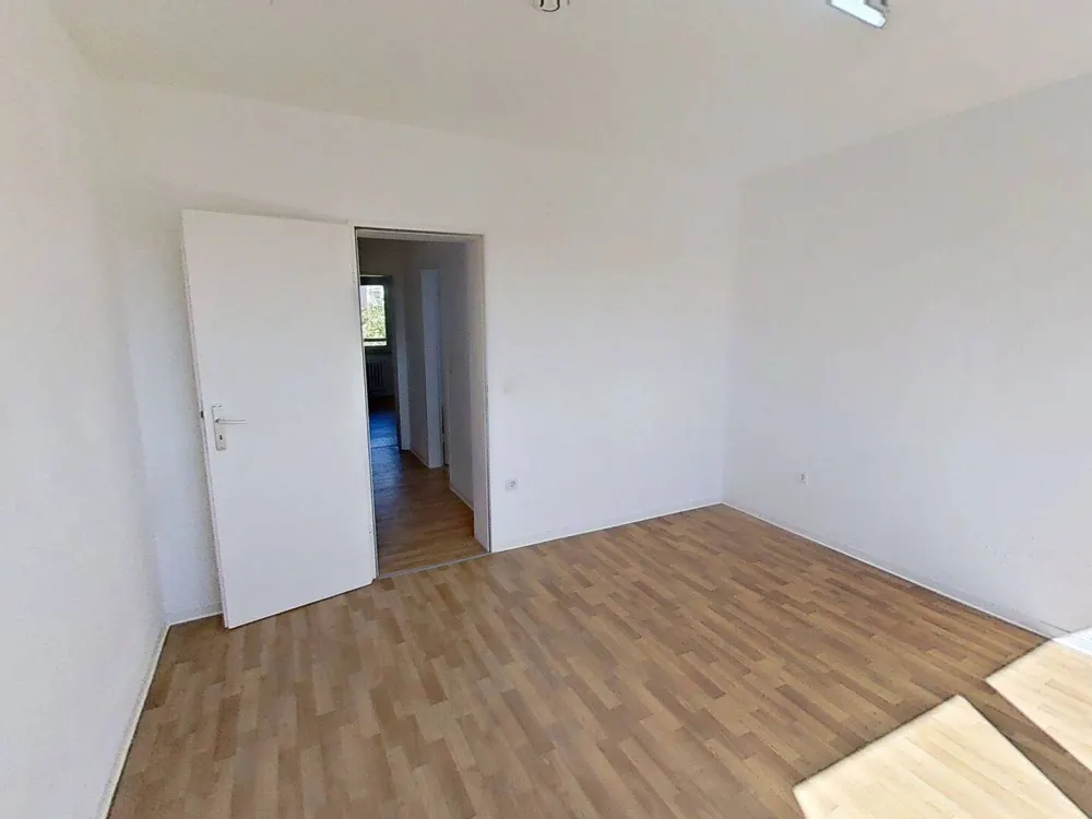 Large 3-Room Apartment with BALCONY and FITTED KITCHEN