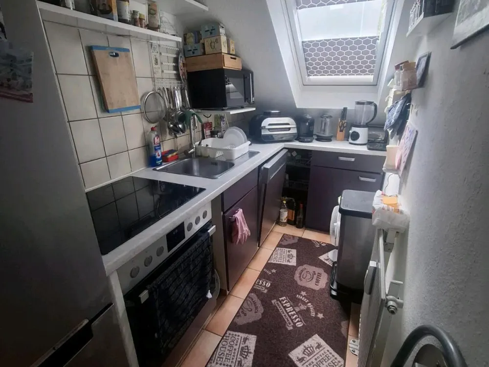 Helle und sehr gut geschnittene DG mit Balkon in zentraler Lage
