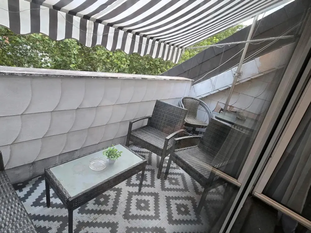 Helle und sehr gut geschnittene DG mit Balkon in zentraler Lage