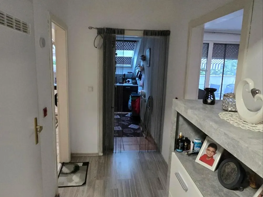 Helle und sehr gut geschnittene DG mit Balkon in zentraler Lage