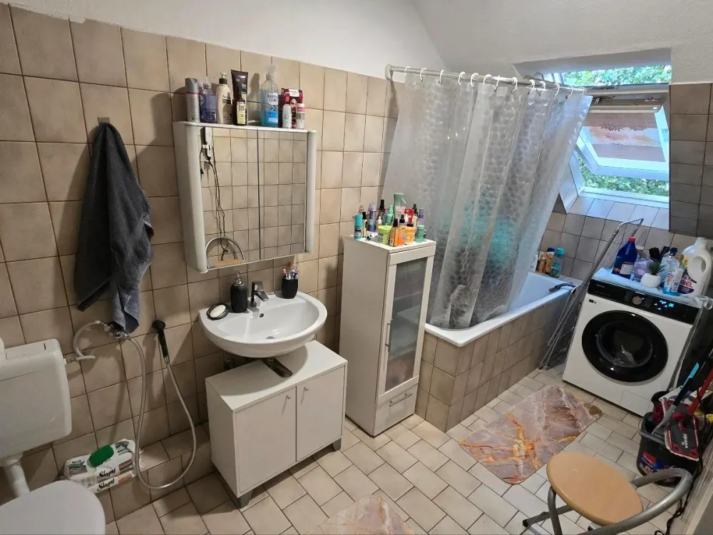 Helle und sehr gut geschnittene DG mit Balkon in zentraler Lage