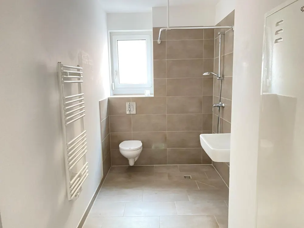Helle 2-Zimmer-Wohnung mit Tageslichtbad, barrierefreie Objektgestaltung - provisionsfrei