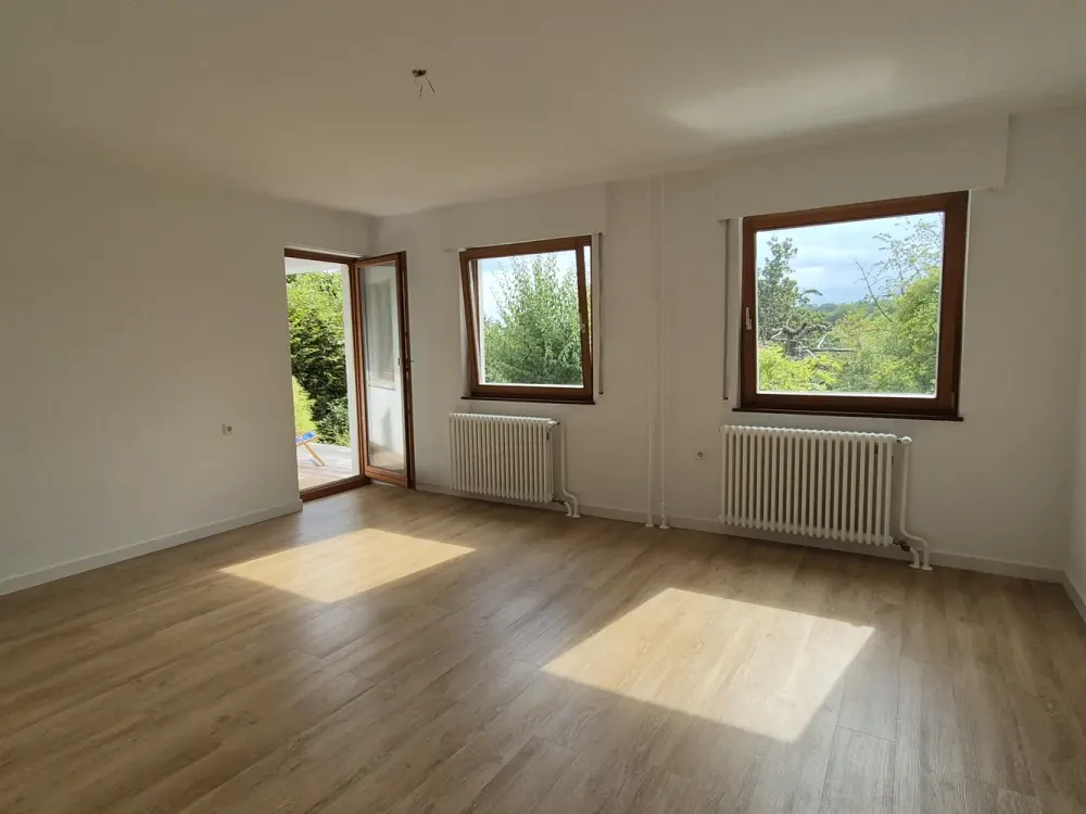 Sonnendurchflutete, renovierte 4-Zimmer-Wohnung mit Terasse und Einbauküche in S-Sillenbuch