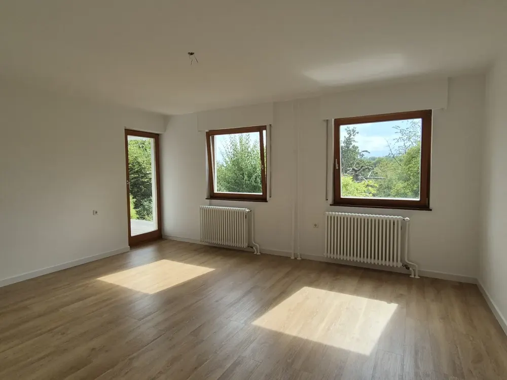 Sonnendurchflutete, renovierte 4-Zimmer-Wohnung mit Terasse und Einbauküche in S-Sillenbuch