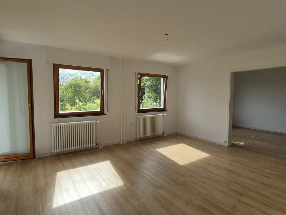 Sonnendurchflutete, renovierte 4-Zimmer-Wohnung mit Terasse und Einbauküche in S-Sillenbuch