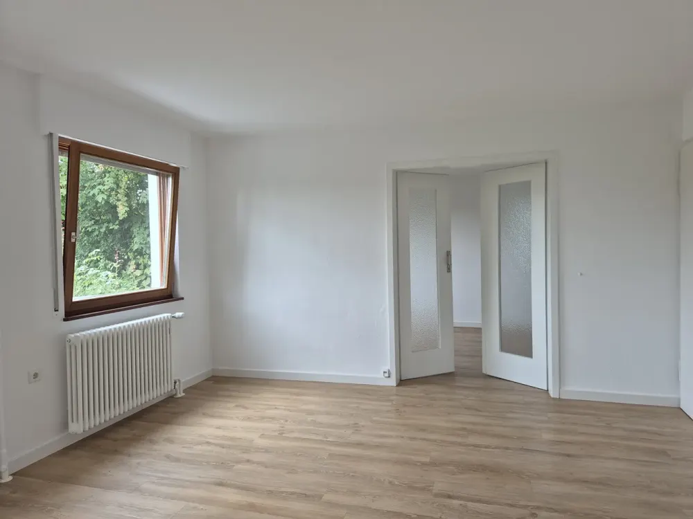 Sonnendurchflutete, renovierte 4-Zimmer-Wohnung mit Terasse und Einbauküche in S-Sillenbuch