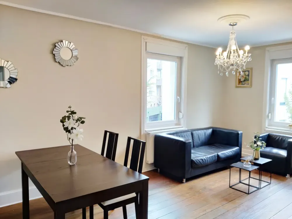 MÖBLIERTER Altbau mit Stuckdecken und kleinem Balkon