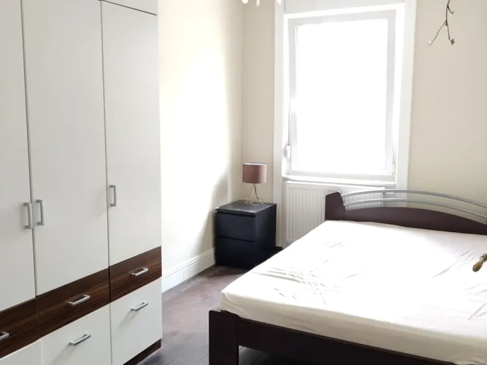 MÖBLIERTER Altbau mit Stuckdecken und kleinem Balkon