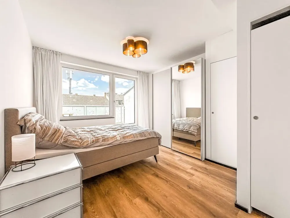 Exklusiv möbliert: Stilvolle 2-Zimmer-Dachgeschosswohnung mit zwei Dachterrassen