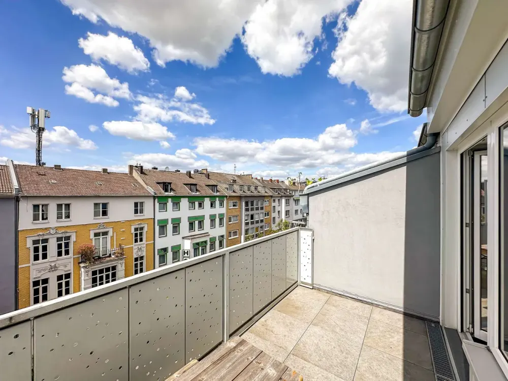 Exklusiv möbliert: Stilvolle 2-Zimmer-Dachgeschosswohnung mit zwei Dachterrassen